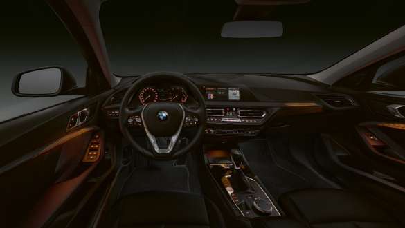Frisos interiores iluminados no padrão Berlin. BMW Série 1 Versão Line Sport, frisos interiores iluminados no padrão Berlin.