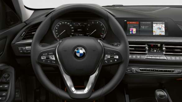 Volante desportivo em pele. Posto de condução do BMW Série 1 Versão Line Sport, com volante desportivo em pele.
