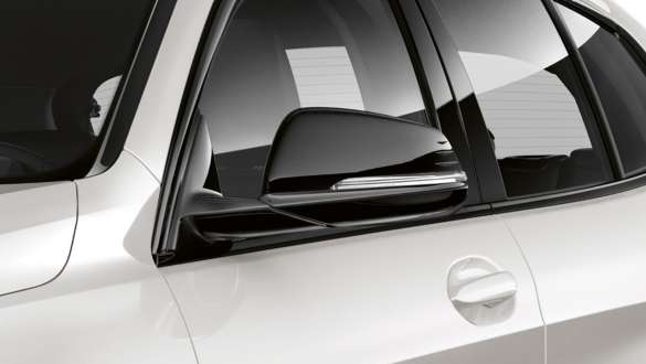 Capas dos espelhos retrovisores exteriores em preto. BMW Série 1 Versão Line Sport, com as capas dos espelhos retrovisores exteriores em preto.