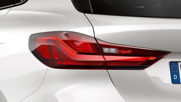 Faróis traseiros divididos em dois componentes. Faróis traseiros divididos em dois componentes do BMW Série 1 Versão Line Sport.