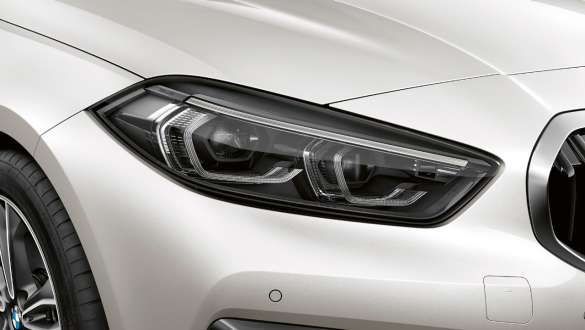 Faróis LED. Faróis LED do BMW Série 1 na pintura branco Mineral metalizada, Versão Line Sport.