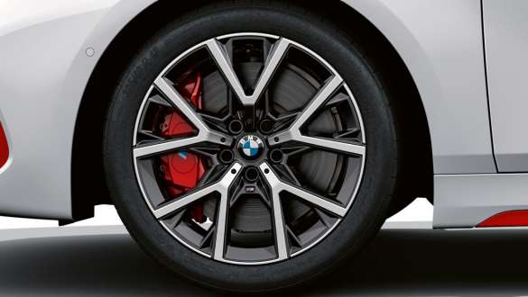 BMW 1 Series 128ti, F40, jantes de liga leve BMW 553 M de raios em Y de 18" de duas tonalidades com pneus Performance BMW 1 Series 128ti, F40, jantes de liga leve BMW 553 M de raios em Y de 18" de duas tonalidades com pneus Performance