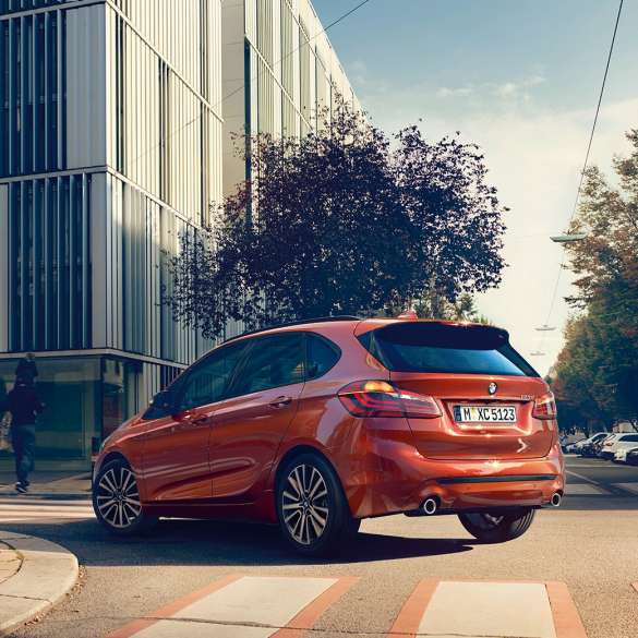 Dinâmica de condução do BMW Série 2 Active Tourer Dinâmica de condução, BMW Série 2 Active Tourer, BMW 220i, F45, laranja Sunset metalizado, perspetiva traseira a três quartos
