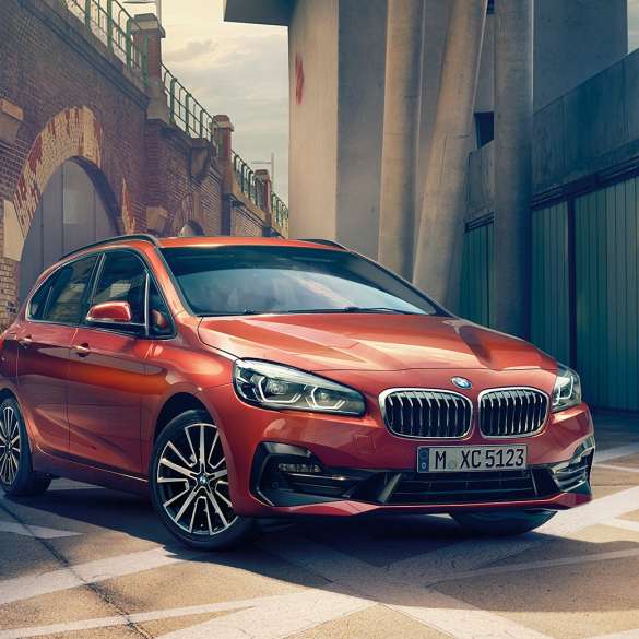 Exterior do BMW Série 2 Active Tourer BMW Série 2 Active Tourer, F45, 2018, laranja Sunset metalizado, perspetiva frontal a três quartos, estacionado numa rua