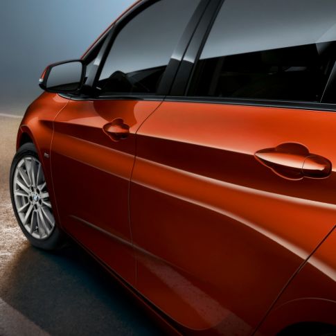 Grande plano lateral, BMW Série 2 Active Tourer BMW Série 2 Active Tourer, F45, laranja Sunset metalizado, grande plano lateral