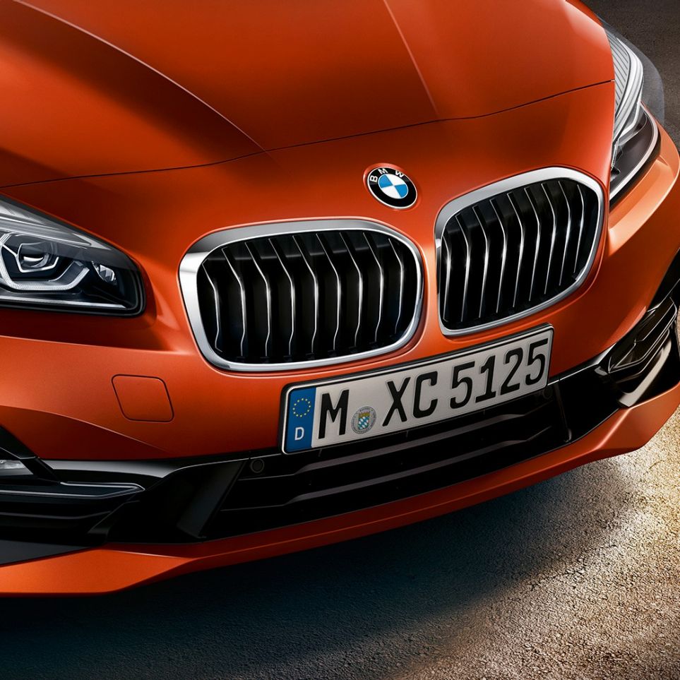 Grelha dupla em forma de rim, BMW Série 2 Active Tourer Grelha dupla em forma de rim, BMW Série 2 Active Tourer, F45, laranja Sunset metalizado, grande plano da dianteira