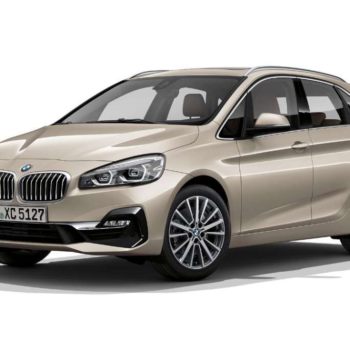 Perspetiva frontal a três quartos, BMW Série 2 Active Tourer Versão Luxury Line BMW Série 2 Active Tourer Versão Luxury Line, BMW 225i xDrive, F45, bege Jucaro metalizado, perspetiva frontal a três quartos