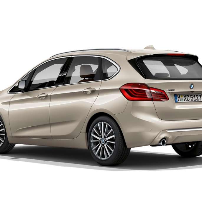 Perspetiva traseira a três quartos, BMW Série 2 Active Tourer Versão Luxury Line BMW Série 2 Active Tourer Versão Luxury Line, BMW 225i xDrive, F45, bege Jucaro metalizado, perspetiva traseira a três quartos
