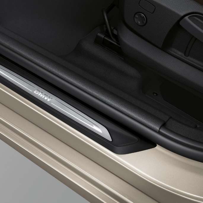 Soleiras das portas, BMW Série 2 Active Tourer Versão Luxury Line Soleiras das portas, BMW Série 2 Active Tourer Versão Luxury Line, BMW 225i xDrive, F45, 2018, bege Jucaro metalizado