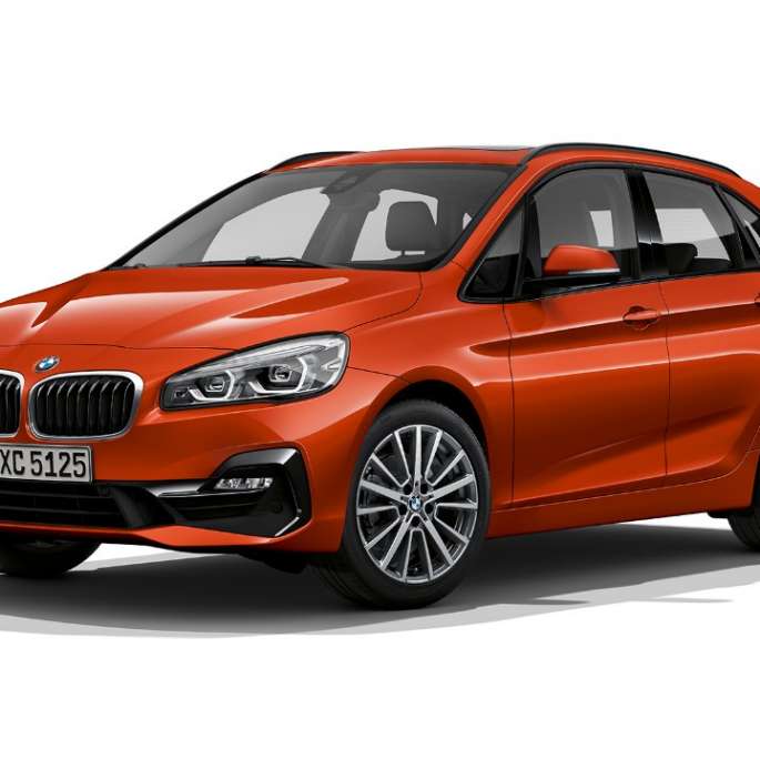 Perspetiva frontal a três quartos, BMW Série 2 Active Tourer Versão Sport Line BMW Série 2 Active Tourer Versão Sport Line, BMW 220i, F45, laranja Sunset metalizado, perspetiva frontal a três quartos