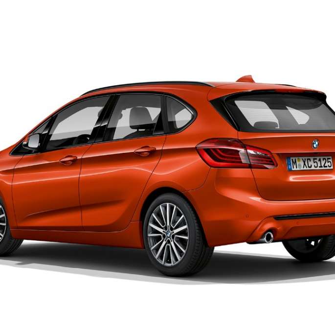 Perspetiva traseira a três quartos, BMW Série 2 Active Tourer Versão Sport Line BMW Série 2 Active Tourer Versão Sport Line, BMW 220i, F45, laranja Sunset metalizado, perspetiva traseira a três quartos