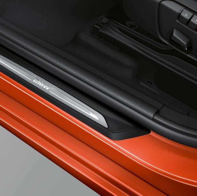 Soleiras das portas, BMW Série 2 Active Tourer Versão Sport Line Soleiras das portas, BMW Série 2 Active Tourer, Versão Sport Line, BMW 220i, F45, 2018, laranja Sunset metalizado