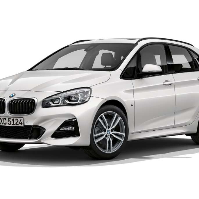 BMW Série 2 Active Tourer Versão Desportiva M BMW Série 2 Active Tourer, BMW 220d xDrive Versão Desportiva M, F45, branco Mineral metalizado, perspetiva frontal a três quartos