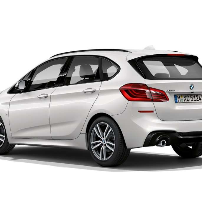 Perspetiva traseira a três quartos, BMW Série 2 Active Tourer Versão Desportiva M BMW Série 2 Active Tourer, BMW 220d xDrive Versão Desportiva M, F45, branco Mineral metalizado, perspetiva traseira a três quartos