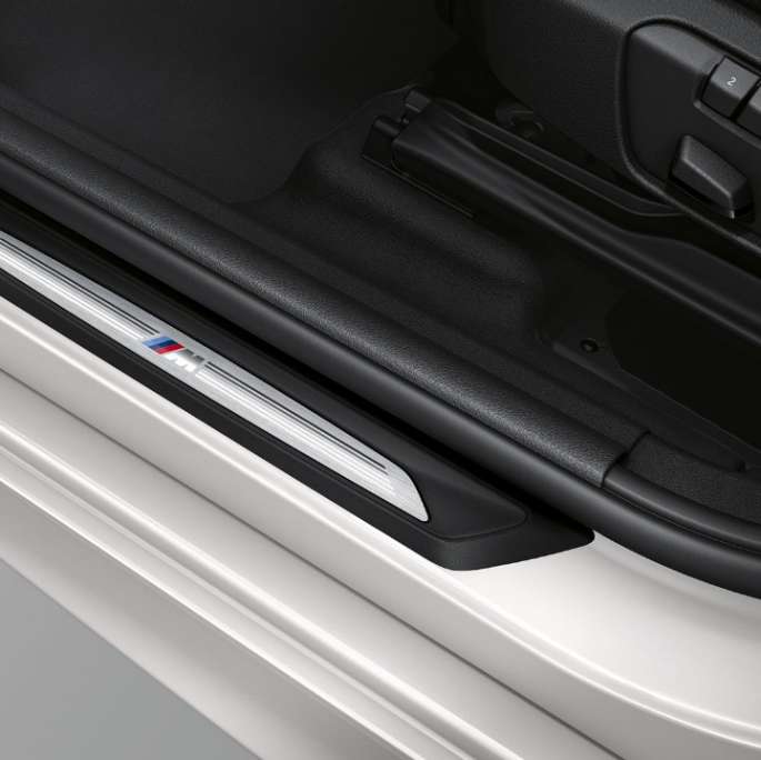 Soleiras das portas, BMW Série 2 Active Tourer Versão Desportiva M Soleiras das portas, BMW Série 2 Active Tourer, BMW 220d xDrive Versão Desportiva M, F45, branco Mineral metalizado, exterior