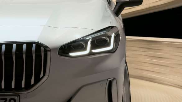 BMW Série 2 Active Tourer com faróis LED, U06, 2021, grande plano, dianteira BMW Série 2 Active Tourer com faróis LED, U06, 2021, pintura branco Mineral metalizada, grande plano, dianteira
