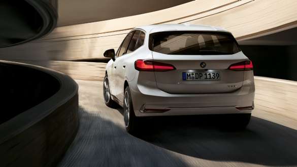 Design dinâmico da traseira, BMW Série 2 Active Tourer, U06, 2021 BMW Série 2 Active Tourer, U06, 2021, pintura branco Mineral metalizada, perspetiva traseira, na rampa em espiral de um parque de estacionamento