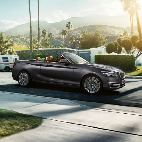 BMW Série 2 Cabrio, perspetiva lateral em movimento BMW Série 2 Cabrio, perspetiva lateral em movimento