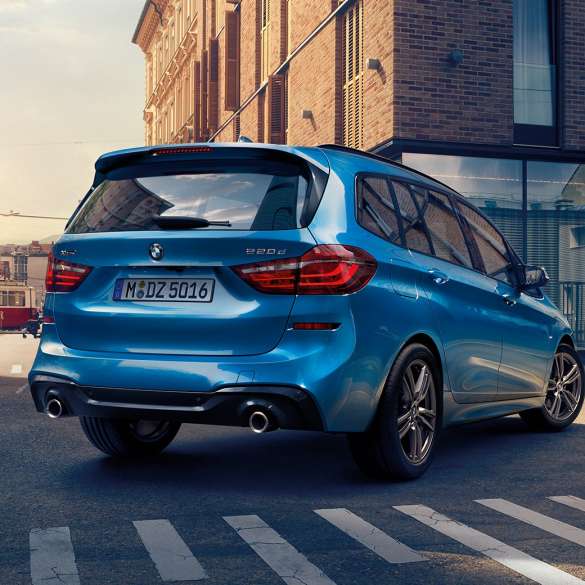 Exterior do BMW Série 2 Gran Tourer Exterior, BMW Série 2 Gran Tourer, BMW 220d xDrive, F46, 2018, azul Estoril metalizado, perspetiva traseira a três quartos, em movimento na cidade