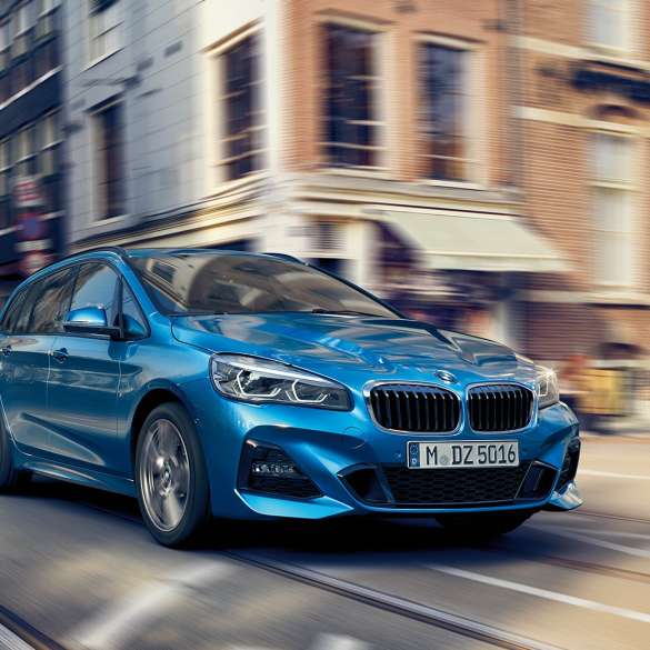 Dinâmica de condução do BMW Série 2 Gran Tourer Dinâmica de condução, BMW Série 2 Gran Tourer, F46, 2018, azul Estoril metalizado, perspetiva frontal a três quartos, em movimento na cidade