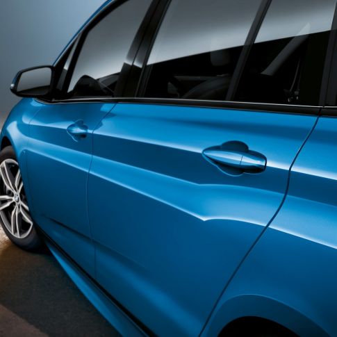 Secção lateral, BMW Série 2 Gran Tourer Secção lateral, BMW Série 2 Gran Tourer, F46, 2018, azul Estoril metalizado, grande plano