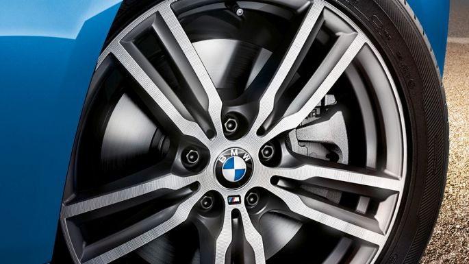 Jantes de liga leve, BMW Série 2 Gran Tourer Jantes de liga leve, BMW Série 2 Gran Tourer, F46, 2018, azul Estoril metalizado, grande plano
