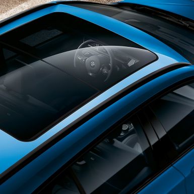 Teto de abrir panorâmico, BMW Série 2 Gran Tourer Teto de abrir panorâmico, BMW Série 2 Gran Tourer, F46, 2018, azul Estoril metalizado, perspetiva aérea