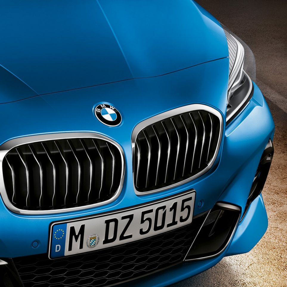 Grelha dupla em forma de rim, BMW Série 2 Gran Tourer Grelha dupla em forma de rim, BMW Série 2 Gran Tourer, F46, azul Estoril metalizado, grande plano da dianteira