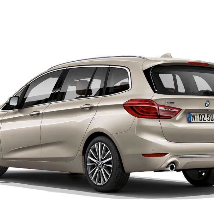 Perspetiva traseira a três quartos, BMW Série 2 Gran Tourer Versão Luxury Line BMW Série 2 Gran Tourer, BMW 218d xDrive Versão Luxury Line, F46, 2018, bege Jucaro metalizado, perspetiva traseira a três quartos