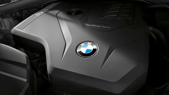 BMW Série 3 Berlina, motor BMW TwinPower Turbo de 4 cilindros a gasolina. Grande plano do motor BMW TwinPower Turbo de 4 cilindros a gasolina do BMW Série 3 Berlina.