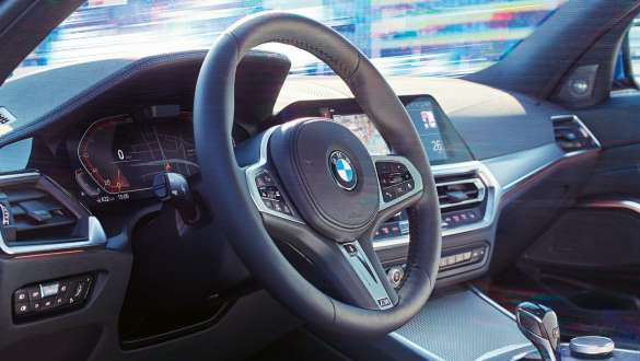 BMW Série 3 Berlina, direção desportiva variável. Perspetiva detalhada do interior do BMW Série 3 Berlina e destaque no volante com direção desportiva variável.
