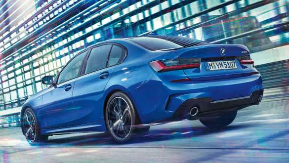 BMW Série 3 Berlina, suspensão adaptativa M. Perspetiva traseira a três quartos do BMW Série 3 Berlina em movimento com suspensão adaptativa M.
