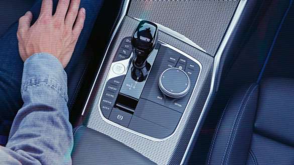 BMW Série 3 Berlina, transmissão desportiva Steptronic. Perspetiva de topo detalhada da consola central do BMW Série 3 Berlina com alavanca seletora e transmissão desportiva Steptronic.