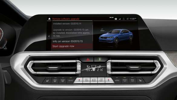 BMW Série 3 Berlina, atualização à distância de software. Grande plano frontal do painel de instrumentos do BMW Série 3 Berlina com a atualização à distância de software.