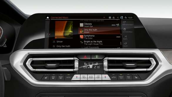 BMW Série 3 Berlina, Connected Music. Grande plano frontal do painel de instrumentos do BMW Série 3 Berlina com Connected Music.