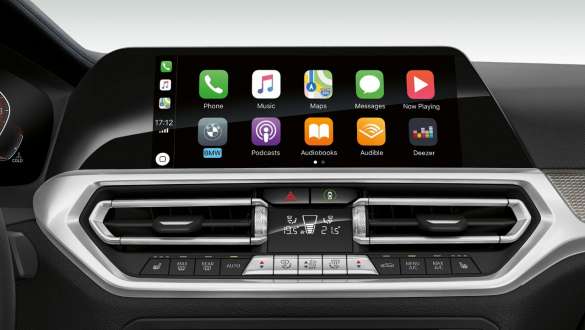 BMW Série 3 Berlina, preparação para Apple CarPlay®. Grande plano frontal do painel de instrumentos do BMW Série 3 Berlina com a preparação para Apple CarPlay®.