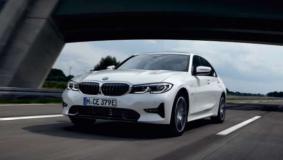BMW Série 3 híbrido plug-in Berlina, 2021, G20, perspetiva frontal a três quartos, em movimento BMW Série 3 híbrido plug-in Berlina, 2021, G20, perspetiva frontal a três quartos, em movimento na rua