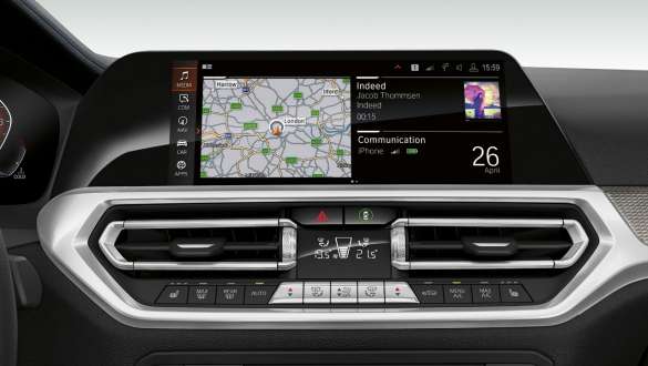 BMW Série 3 Berlina, sistema operativo BMW 7.0. Grande plano frontal do painel de instrumentos do BMW Série 3 Berlina com sistema operativo BMW 7.0.