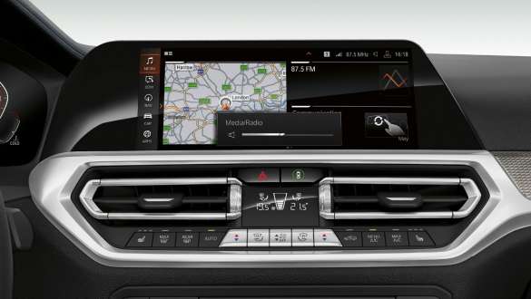 BMW Série 3 Berlina, controlo por gestos BMW. Grande plano frontal do painel de instrumentos do BMW Série 3 Berlina com o controlo por gestos BMW.