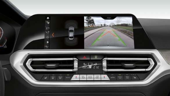 BMW Série 3 Berlina, assistente de estacionamento Plus. Grande plano frontal do painel de instrumentos do BMW Série 3 Berlina com assistente de estacionamento Plus.