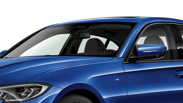 BMW Série 3 Berlina, vidros com proteção acústica BMW. Perspetiva lateral a três quartos do BMW Série 3 Berlina com destaque no para-brisas e no vidro do lado do condutor com proteção acústica.