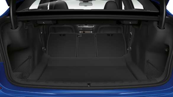 BMW Série 3 Berlina, sistema de carregamento entre os bancos. Grande plano da bagageira aberta com bancos traseiros semirrebatidos.