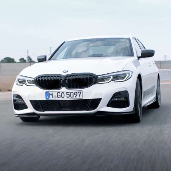 BMW Série 3 Berlina, acessórios M Performance. Perspetiva frontal a três quartos do BMW Série 3 Berlina com acessórios M Performance.