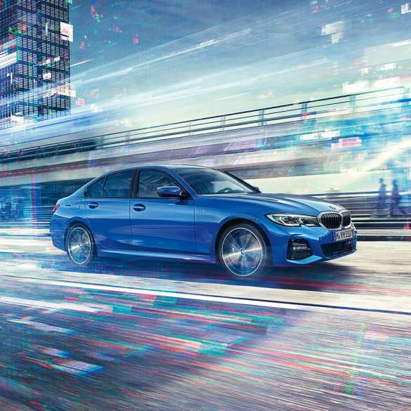 BMW Série 3 Berlina, perspetiva lateral em movimento. Perspetiva lateral diurna do BMW Série 3 Berlina em movimento num cenário urbano.
