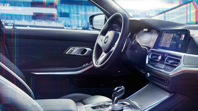 BMW Série 3 Berlina, painel de instrumentos M. Grande plano do interior do BMW Série 3 Berlina com perspetiva lateral do interior e do painel de instrumentos com ecrã específico M.