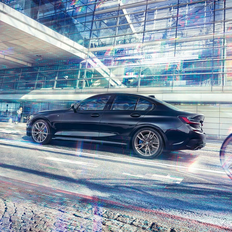 BMW Série 3 Berlina, BMW M340i xDrive. Perspetiva lateral do BMW M340i xDrive em frente a um edifício urbano.