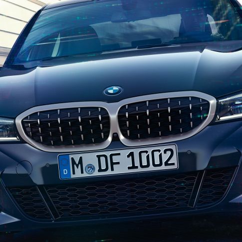 BMW Série 3 Berlina, grelha BMW dupla em forma de rim. Grande plano frontal da grelha BMW dupla em forma de rim com design Mesh do BMW Série 3 M340i xDrive Berlina.