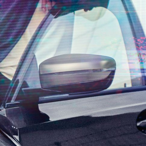 BMW Série 3 Berlina, capas dos espelhos retrovisores exteriores. Detalhe da porta do condutor aberta, com capas dos espelhos retrovisores exteriores em cinza Cerium metalizada.