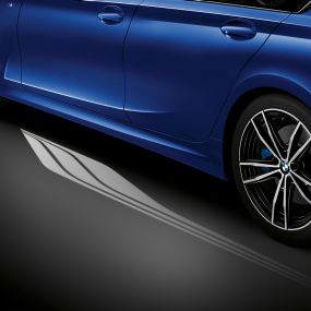 BMW Série 3 Berlina, tapete com luzes de boas vindas. Perspetiva lateral detalhada da porta do condutor e do tapete com luzes de boas vindas.
