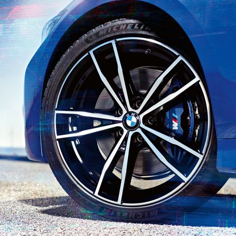 BMW Série 3 Berlina, jantes de liga leve BMW 791 M. Grande plano das jantes de liga leve BMW 791 M de 19" em preto Jet do BMW Série 3 Berlina.